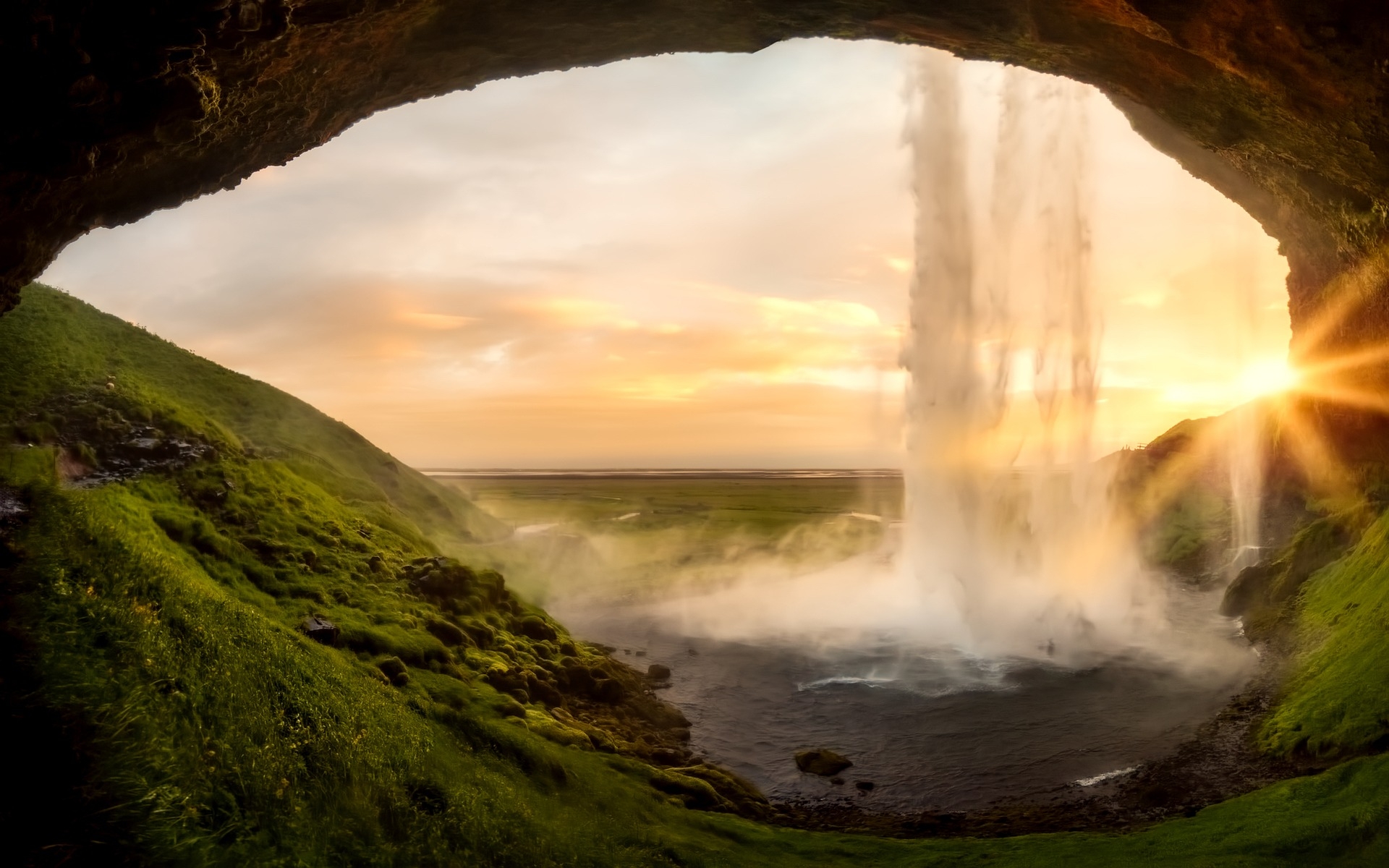 Dieser besonders eindrucksvolle Wasserfall in Island hat die Besonderheit, dass man hinter ihm auf einem Pfad durchgehen kann.