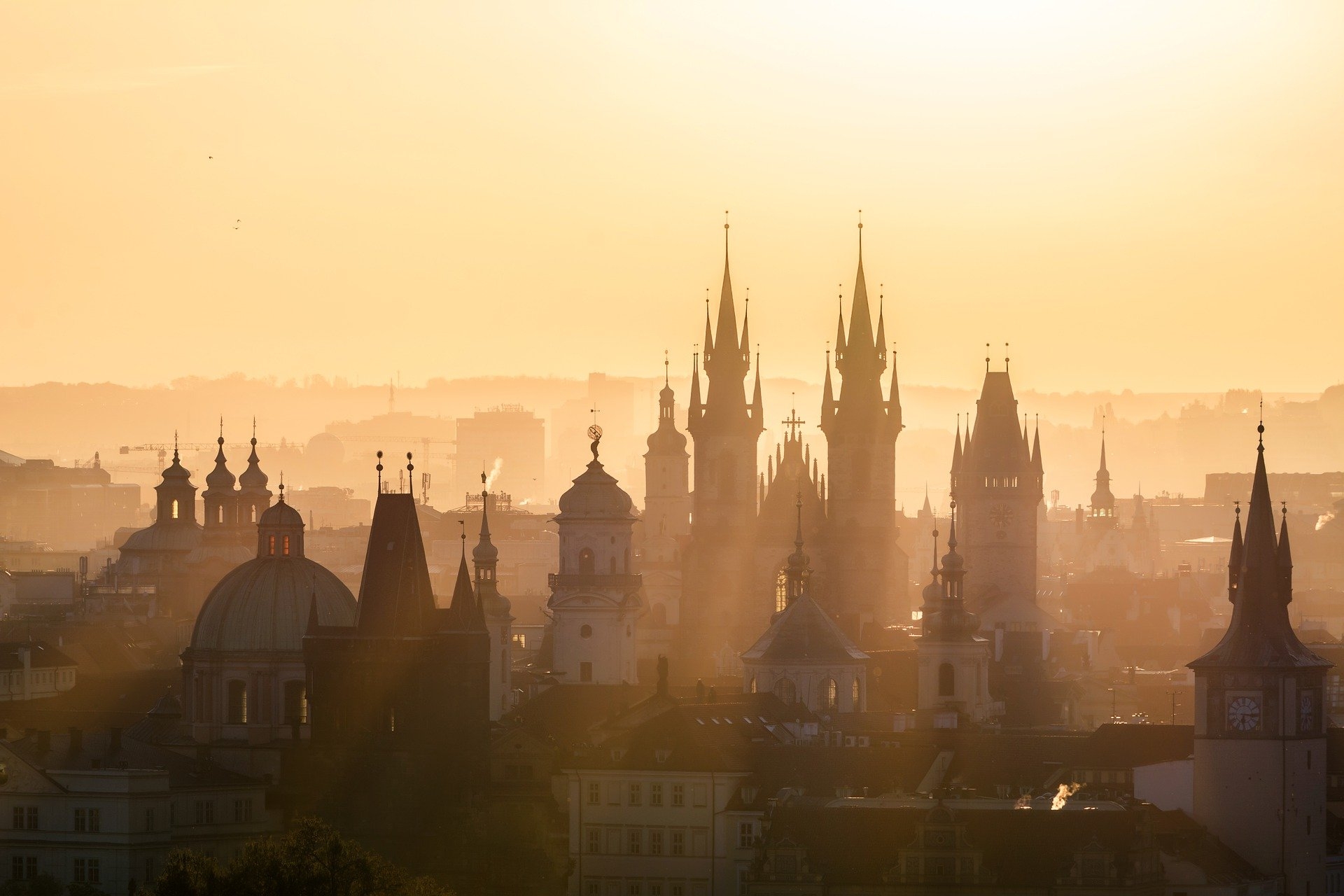 Prag ist bei Sonnenaufgang, wenn sich das frühe Licht in den Fenstern der zahlreichen Türmen bricht, ein einmaliges Erlebnis.