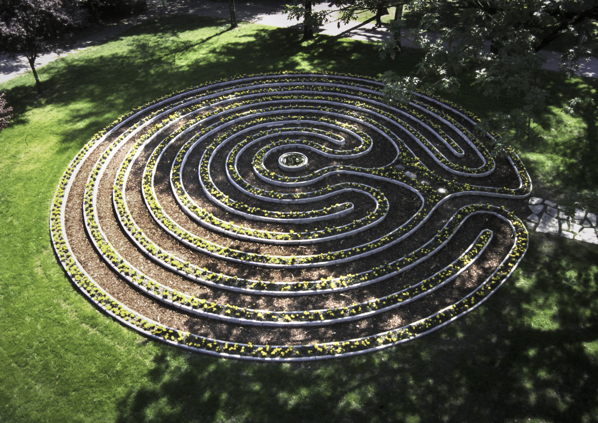 Gernot Candolini hat viele Jahre das Symbol des Labyrinths erforscht und ist heute Designer und Gestalter von Labyrinthen.