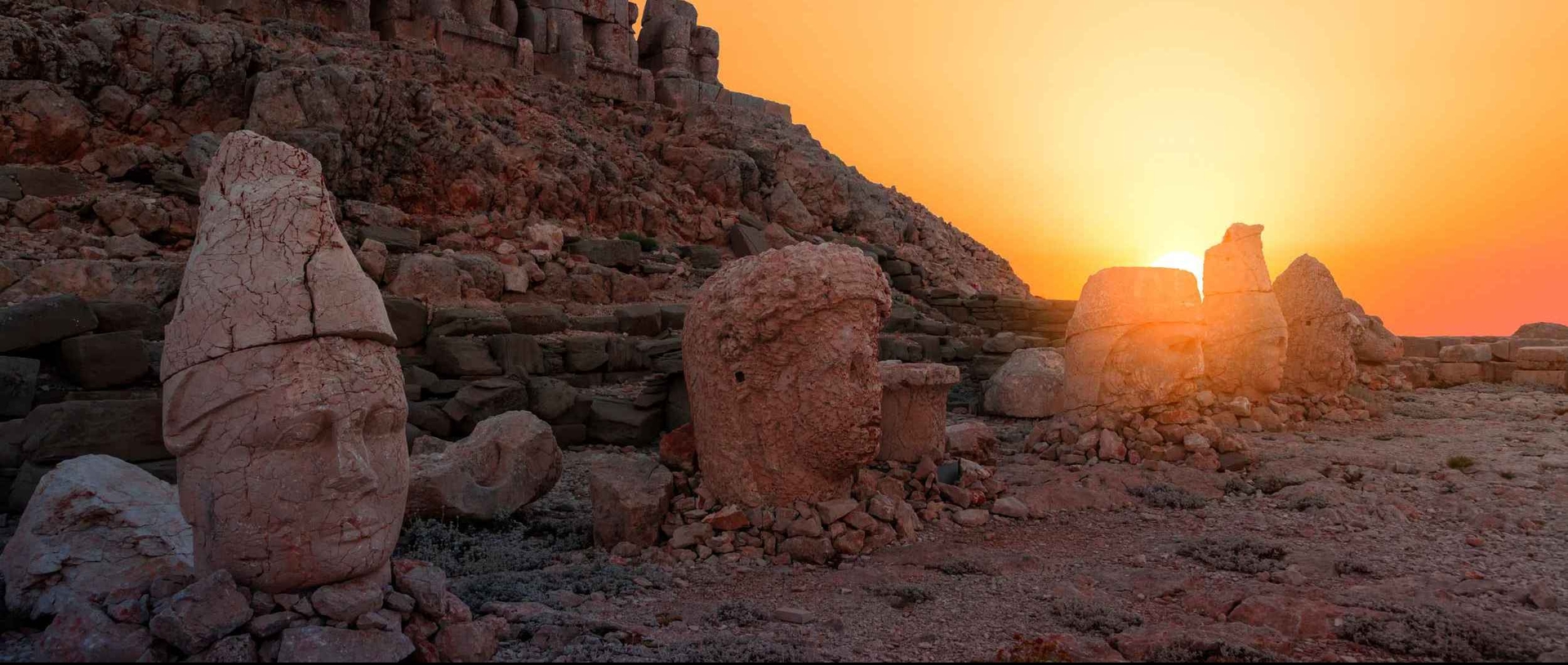 Die Monumentalstatuen auf dem Nemrut Dagi bei Sonnenuntergang.