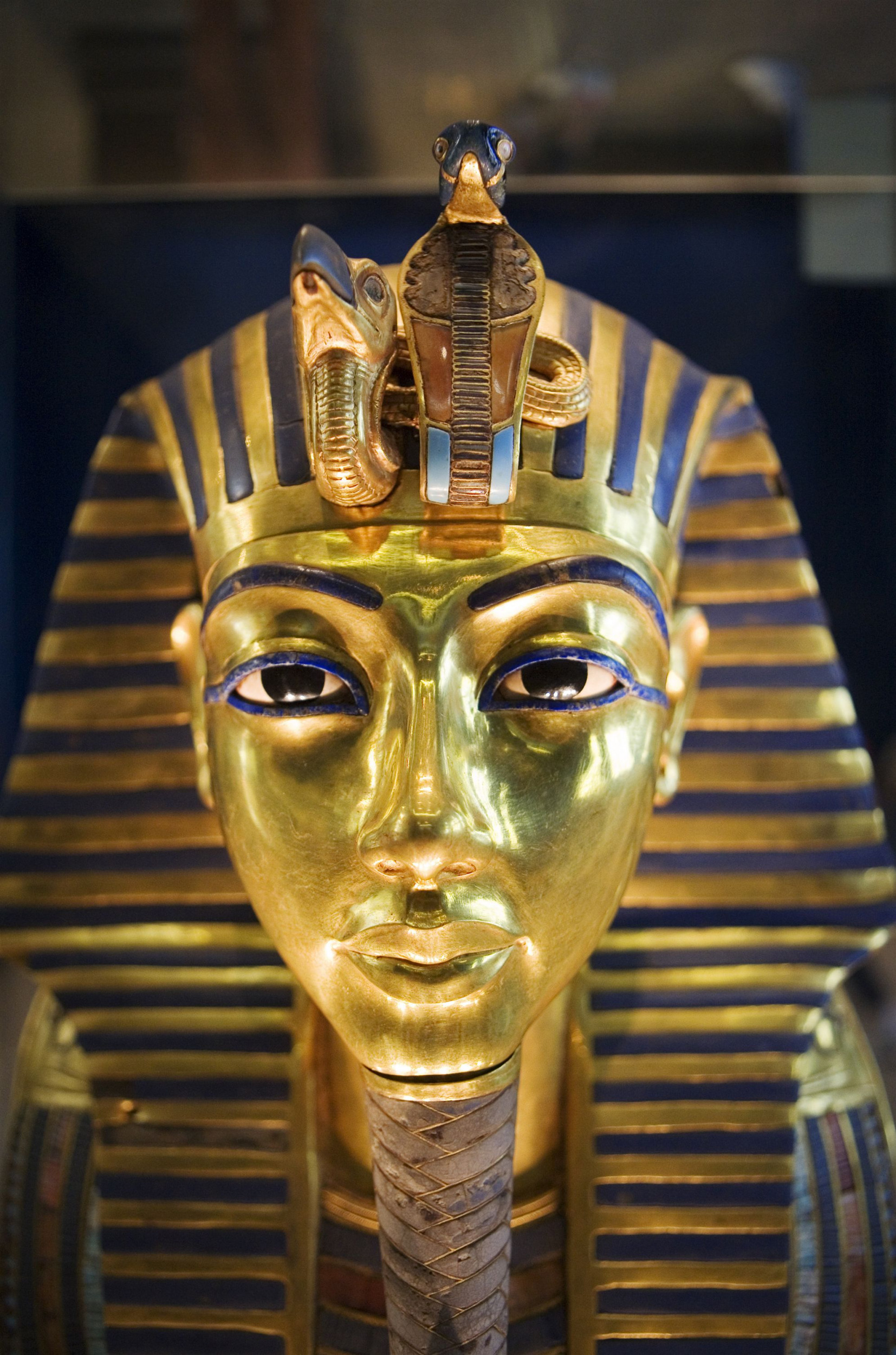 Die Totenmaske von Tutanchamun ist eine künstlerische Meisterleistung. Sie besteht aus Gold und Halbedelsteinen und wiegt über 10 kg.