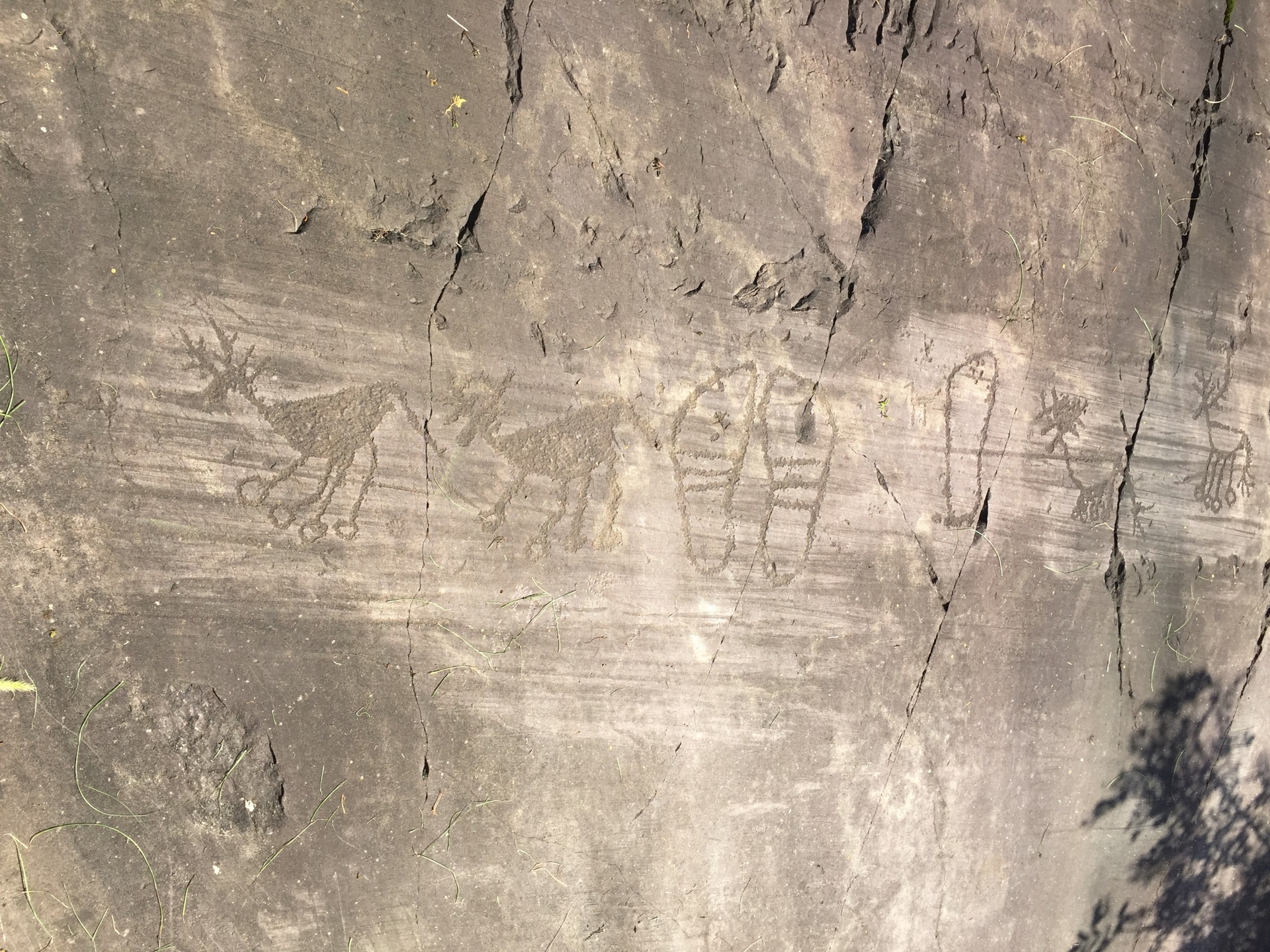 Im Tal, das sich nördlich an den Iseo-See anschließt, dem Val Camonica, wurden zahlreiche prähistorische Petroglyphen entdeckt. Heute ist es der größte Fundort für Felsritzungen weltweit.