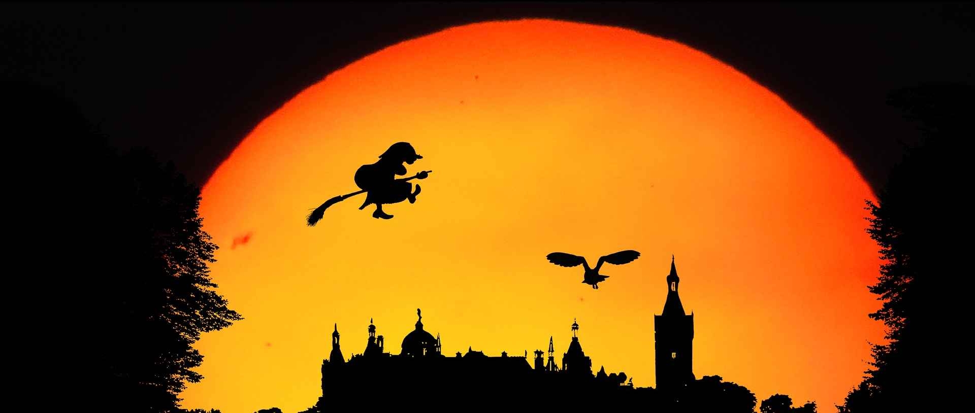 In der Walpurgisnacht fliegen die Hexen auf ihrem Besen ums Feuer.