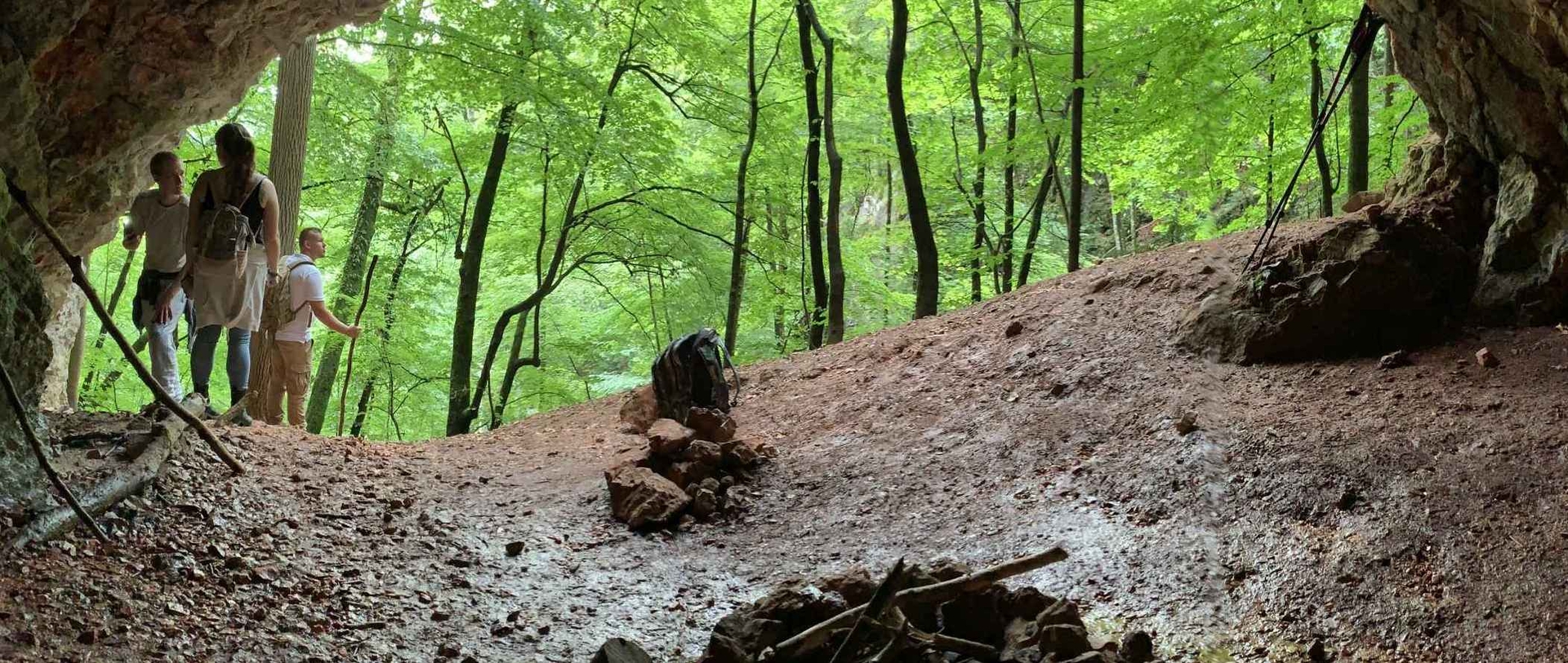 Der Untersberg ist quasi von Höhlen durchlöchert. Eine gut zugängliche Höhle ist die Grasslhöhle, die sich gut für Meditationen eignet.