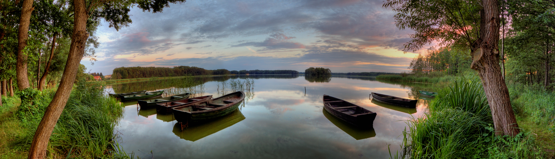 Masuren, Polen, See mit Booten im Abendlicht